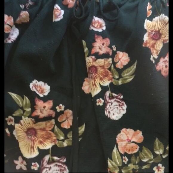 🍭 inTu Top Green Floral Print Off The Shoulder Croppy Size Small EUC - Picture 13 of 16